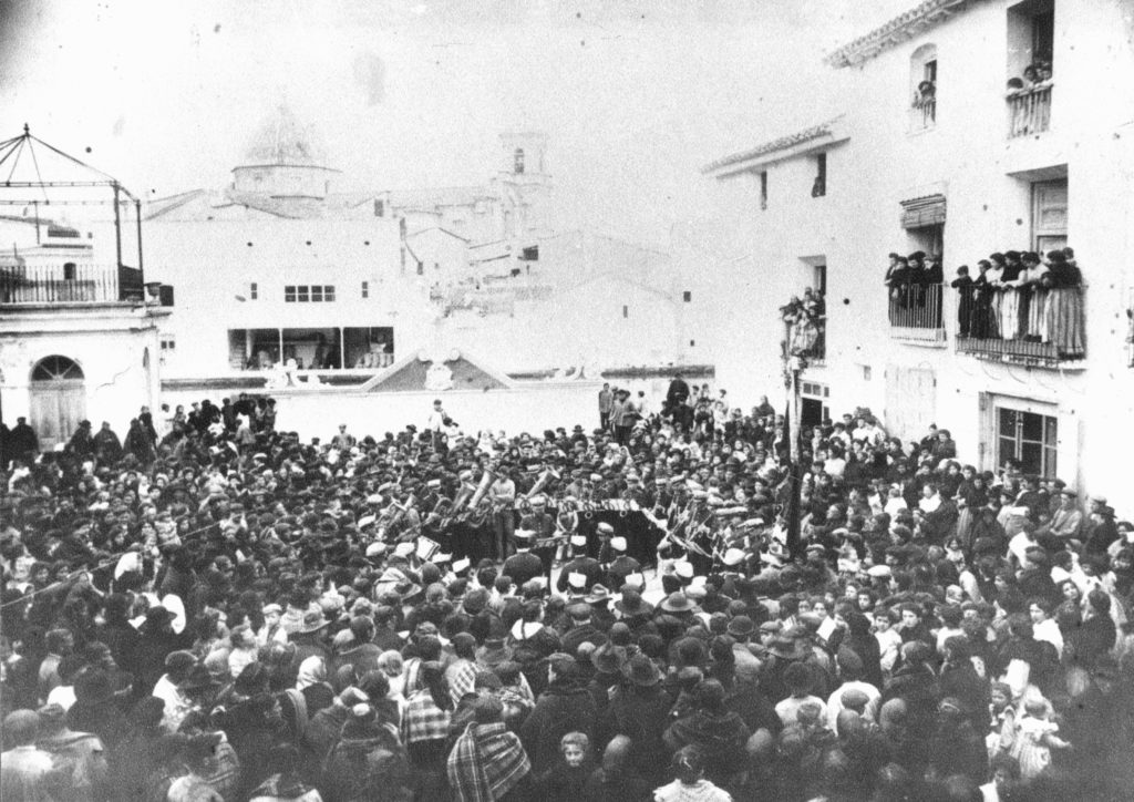 Inauguracion , fuente de la plaza-1908. Archivo Luis Fenech.