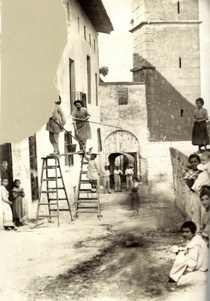 Los hermanos Peris emblanquinando. Archivo familia Mora Corachán.