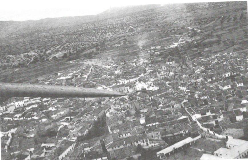 Fotografía aérea de Chiva entre 1936-38 realizada desde uno de los aviones del aeropuerto chivano de La Senyera. Extraída del libro Legión Condor sobre VAlencia. El bombardeo de Chiva 1938. Archivo Paul Nothomb