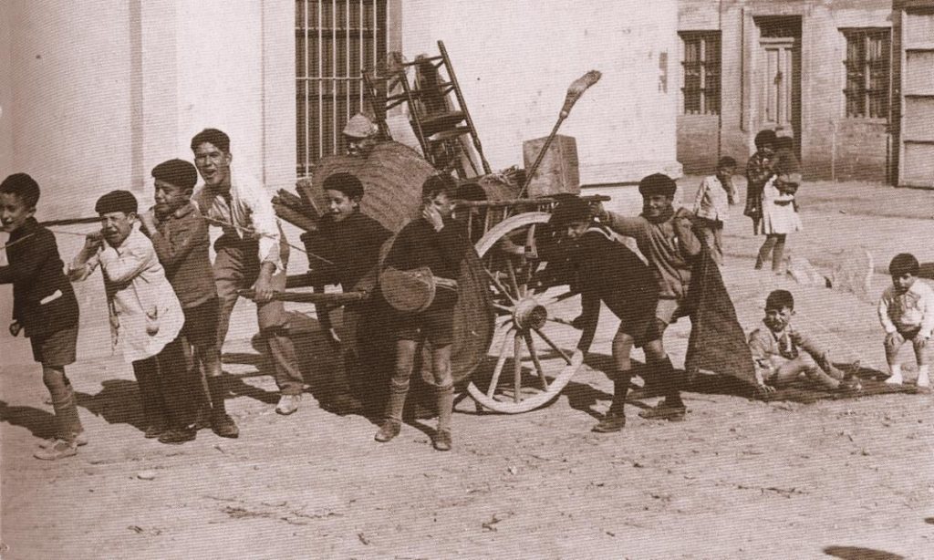 Niños llevando trastos para la falla en Valencia. Año 1920. Imagen que nos recuerda a nuestras fallas de los Santos Medios. Velleta (Fuente httpvalenciablancoynegro.blogspot.com.es)