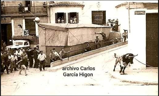 Fotografía Archivo Carlos García. El torico en Pascua. Se aprecia la tómbola que se ponía para estos festejos.