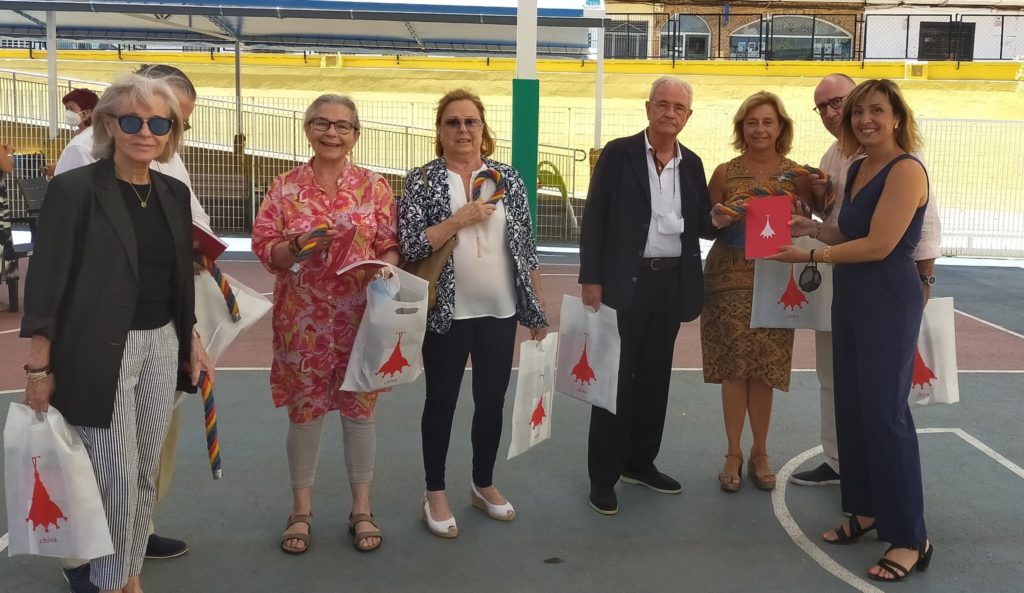 Los nietos del Dr. Corachán en el acto de la donación del cuadro con su imagen al centro.