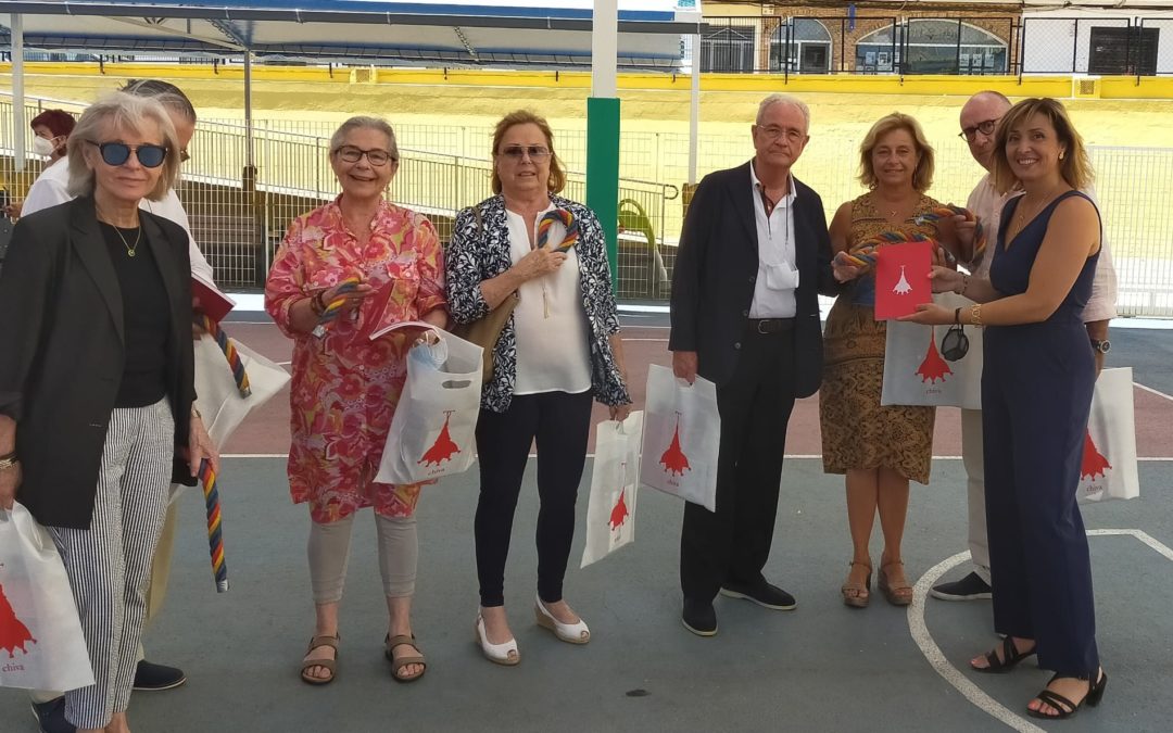 Los nietos del Dr. Corachán en el acto de la donación del cuadro con su imagen al centro.